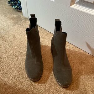 Toms olive suede boots size 7.5